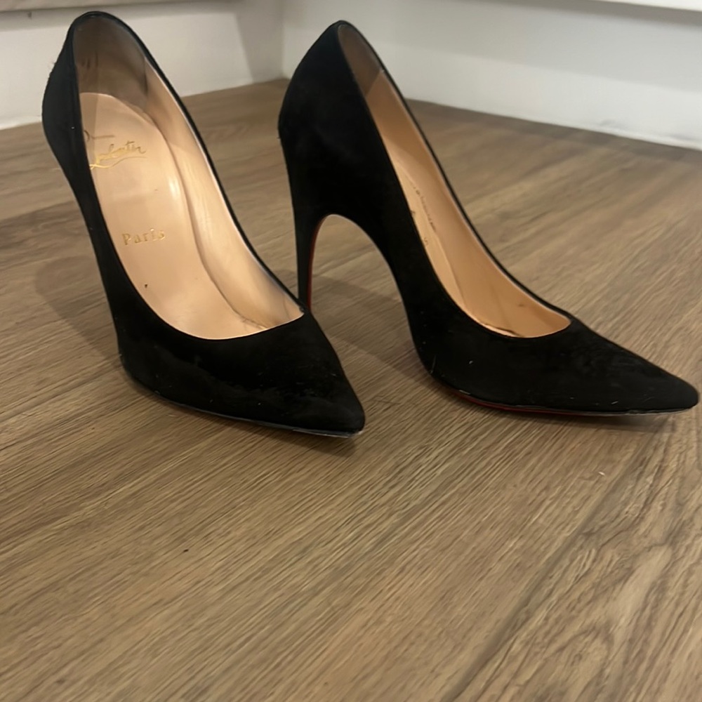 Black suede pump